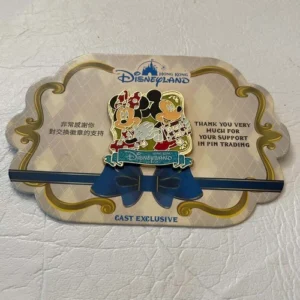 Disneyland Cast Exclusive  Mickey and Minnie Pin