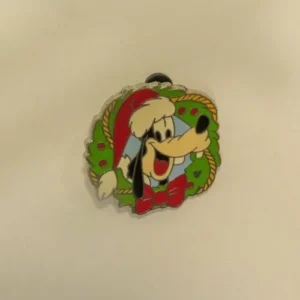 Disney    2006 Disneyland Resort Holiday Wreath Hotel Lanyard  Goofy Pin