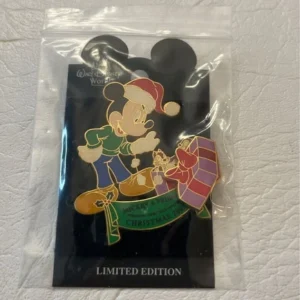 Disney LE Christmas Mickey Chip snd Dale  Pin