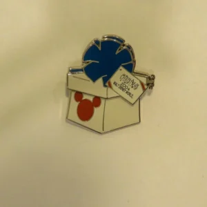 Disney   Cast Exclusive  Happy Holidays 2004  Pin Pursuit Pin