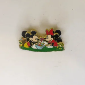 Disney   Mickey & Minnie  Easter  Pin