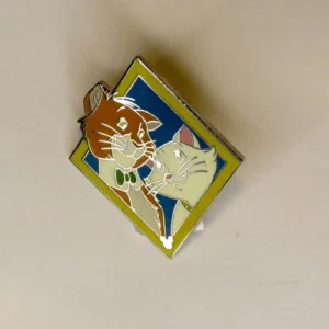 Disney   Cast Lanyard  4  Classic Characters O'Malley  Duchess Pin