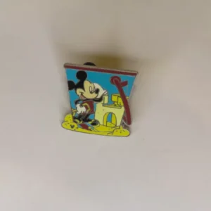 Disney   Cast Lanyard  4  Beach Pail  Mickey Pin
