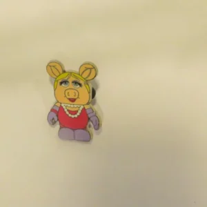 Disney Vinylmation Collectors Set  Muppets Miss Piggy Only Pin