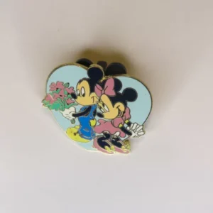 Disney   Sweetheart Hearts #1  Cast Lanyard  2 Pin