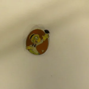 Disney DLR  2013 Hidden Mickey   Disney Birds  Jose Pin