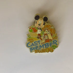Disney Cast Exclusive Fall 2006 (Chip and Dale with Mickey Mouse) Pin