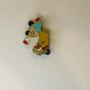 O'o'o . Disney Trading Pin . . Bashful . . Snow White And The Seven
