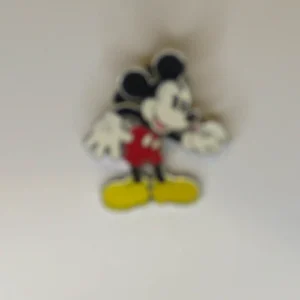 Disney Pin Mickey Signing With A Pen From Walt Disney World 2008 Pin