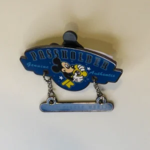 Disney WDW  Mickey    Passholder Exclusive Genuine Authentic  Dangle Pin