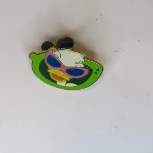 Disney   Sunglass Daisy  Cast Lanyard  Pin